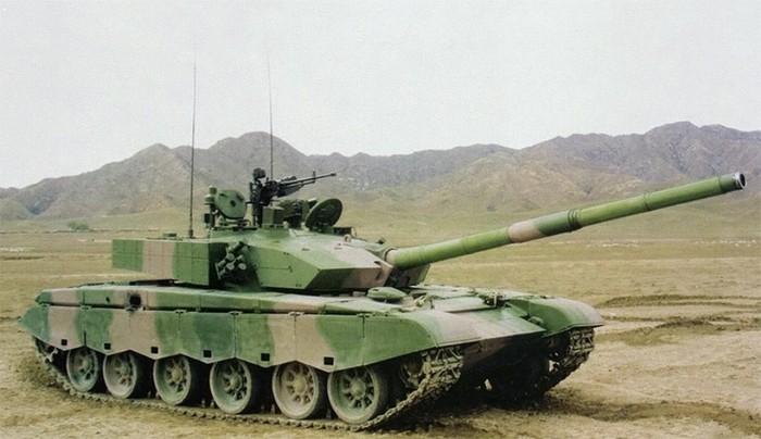 Cuối năm 1998, một số lượng nhỏ mẫu xe tăng này đã được sản xuất và đặt tên là ZTZ-98 (Type 98) nhằm phục vụ cho cuộc duyệt binh diễu hành ngày 1/10/1999 kỷ niệm 50 năm quốc khánh Trung Quốc. Tuy nhiên, Type-98 vốn chỉ là một mẫu sản xuất vội vàng phục vụ duyệt binh, nên không được đưa vào phục vụ trong quân đội cho đến 2001, khi mẫu nâng cấp hoàn thiện nhất của dòng xe tăng này ra đời lấy tên là ZTZ-99 (Type 99). ẢNH: Tăng Type-99 của Lục quân Trung Quốc